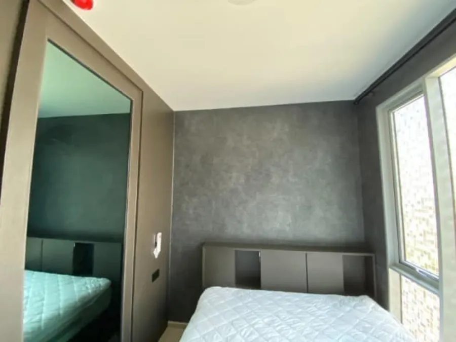 ให้เช่า Plum Condo Ram 60 Interchange ห้องตกแต่งผนังวอลเปเปอร์ พร้อมเฟอร์บิ้วอินทั้งห้อง จองเลย
