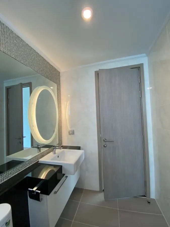 For rent Supalai Oriental Sukhumvit 39, empty room with kitchen, lots of usable space, definitely comfortable, hurry and book now.