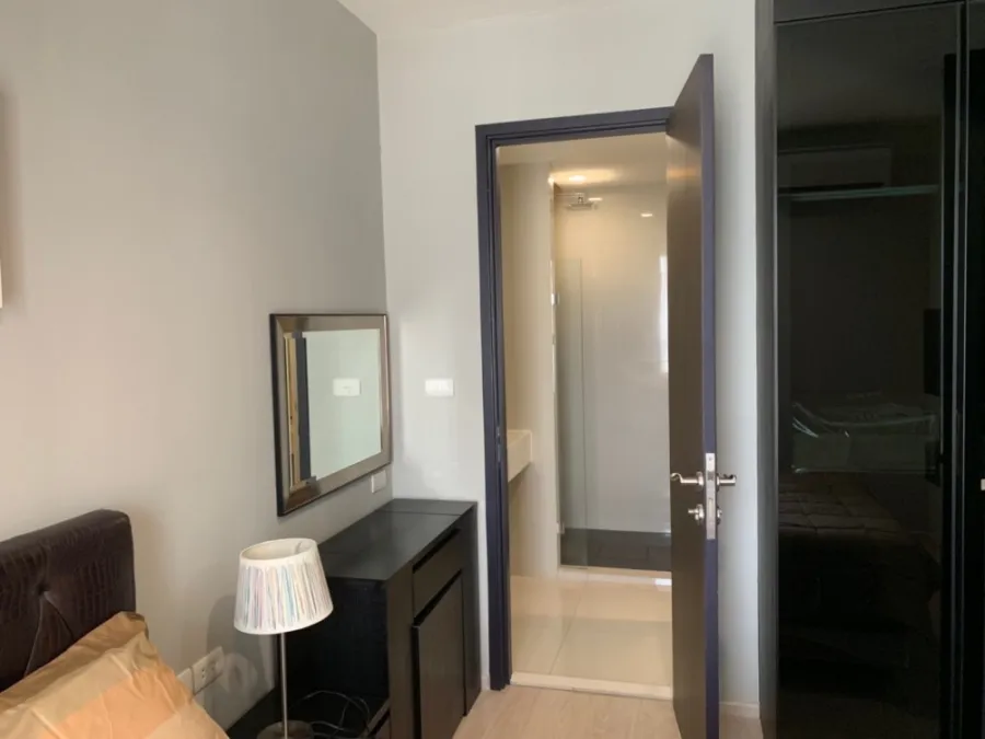 Condo for rent, Rhythm Sukhumvit 44/1, high floor, good view, complete with furniture and electrical appliances.
