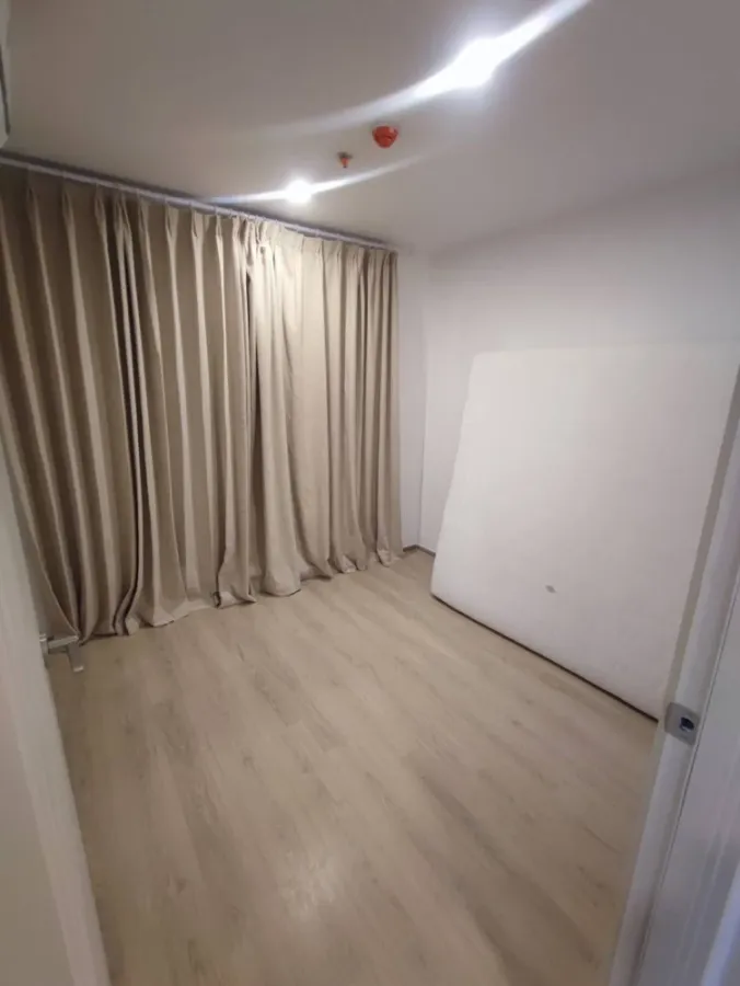 For rent: Life Rama 4 - Asoke, 16th floor, very good location, very spacious, hurry and reserve before it's gone.