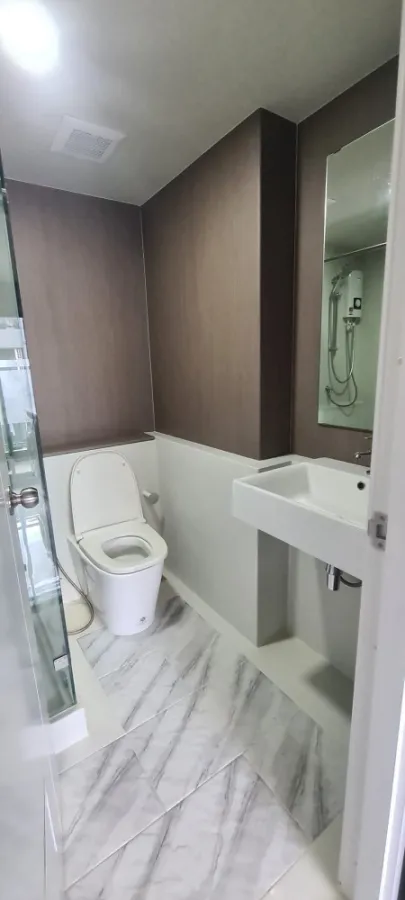 Condo for rent, The Belgravia @ Ratchada-Lat Phrao 15, partitioned room decorated with marble pattern. The high floor is good. Reserve quickly.