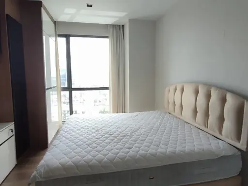 For rent: The Room Sukhumvit 62, spacious room divided into proportions, fully furnished, well decorated. Book now.