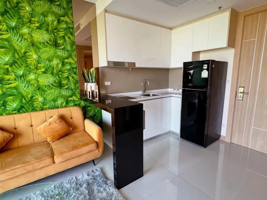 For rent: The Riviera Jomtien Pattaya (Jomtien) City view, 10th floor, beautifully decorated with wallpaper throughout the room. Hurry and book now.