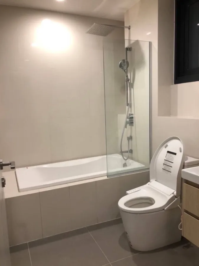 Condo for rent, Oka Haus Sukhumvit 36, high floor, river view, fully furnished, room ready to move in.