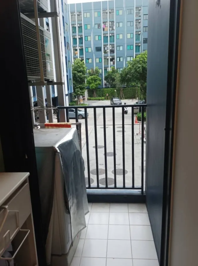 Condo for sale Chewathai Hallmark Lat Phrao-Chokchai 4, rooms separated into proportions. Big sofa, comfortable to sit on. Reserve now.