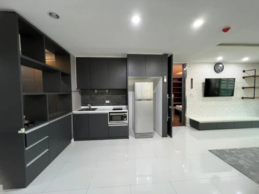 Condo for rent, The Lake Sukhumvit 16, balcony, very good wind, not hot, fully furnished, good location, convenient transportation