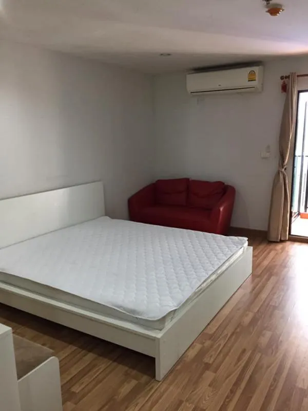 Selling cheap 1.4 million Regent Home 15 Changwattana, pool view, ready to move in. Hurry up.