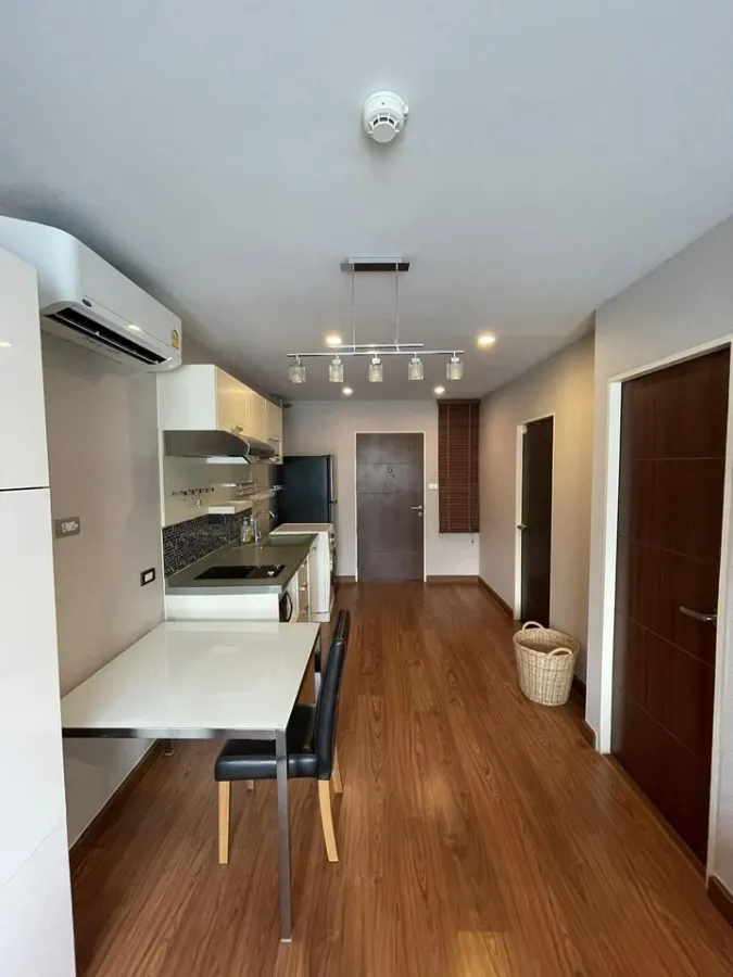 For rent, Tourmaline (Gold), Sathorn-Taksin, ready-to-move-in room, Buit-In, super cool, with wallpaper in the whole room, hurry up and book now.
