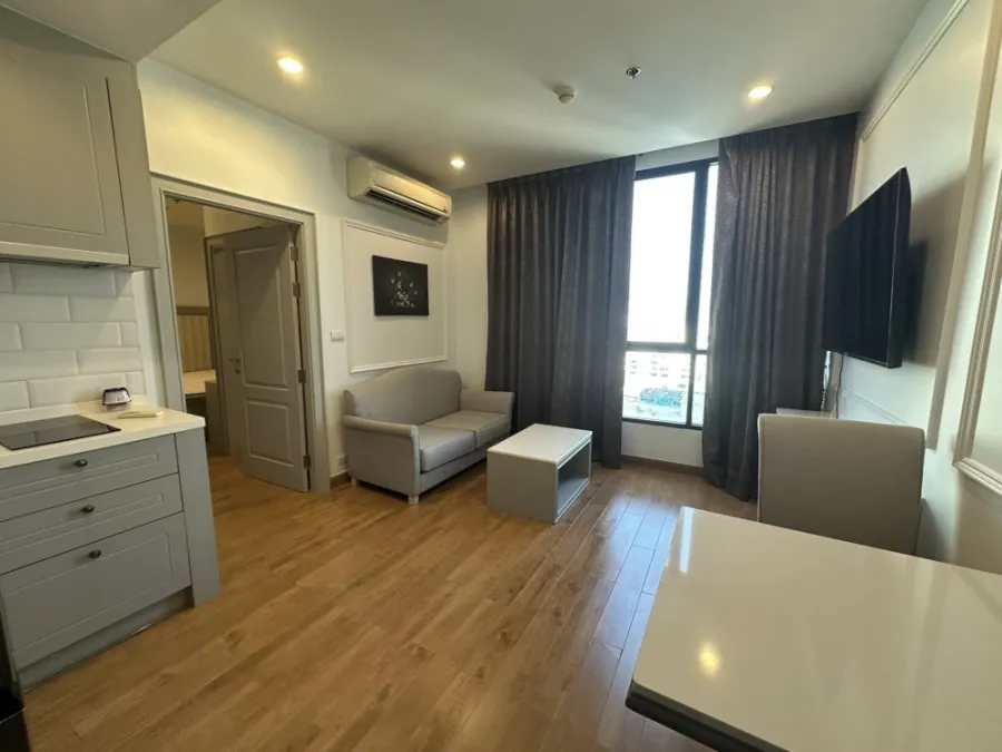 For rent: The Editor, 10th floor, fully furnished with all appliances. No noise from the BTS train. Book now!