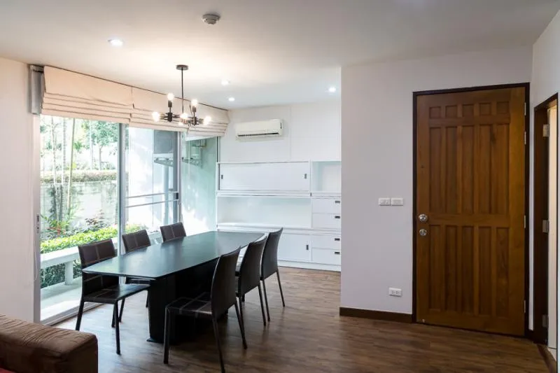 For rent, Wonnapa Sukhumvit 38, beautiful duplex room. Fully furnished Wide area, not uncomfortable, the best location near BTS Thonglor. Do not miss it.
