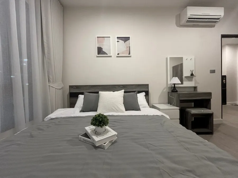 For rent: The Sky Sukhumvit, 4th floor, beautiful room, comes with complete decorations. Book now quickly.