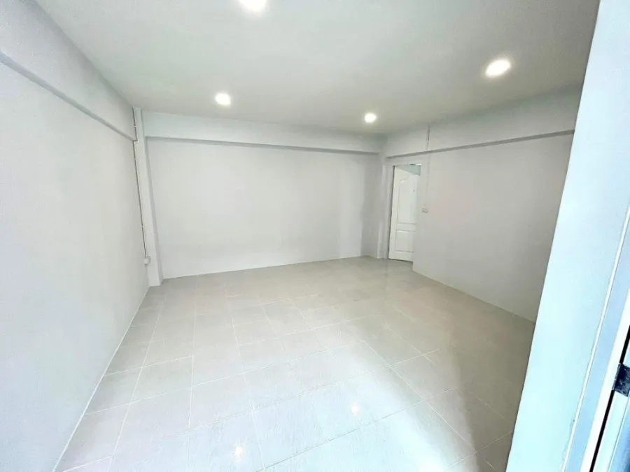 ขาย J.W.Place ชั้น 5 ห้องโทนสีขาว สะอาด สบายตา ราคาเบาๆ สบายกระเป๋า สายแต่งห้องไม่ควรพลาด
