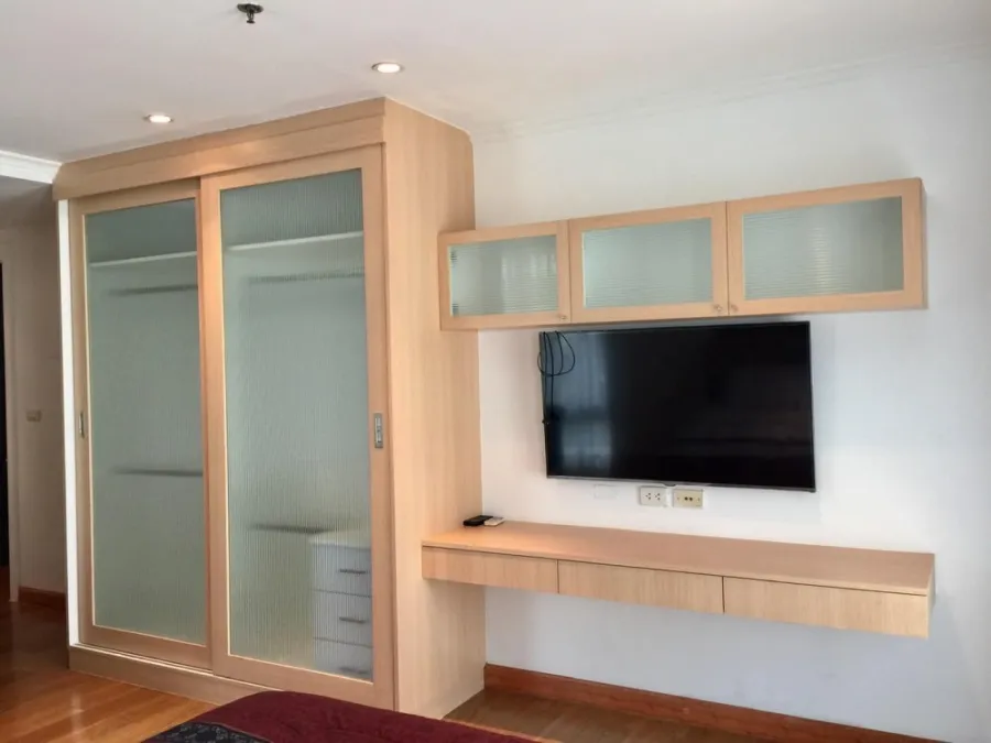 Condo for sale wattana suite 2 bedrooms, 2 bathrooms, all furniture in the room. You can reserve now. Don't miss it.