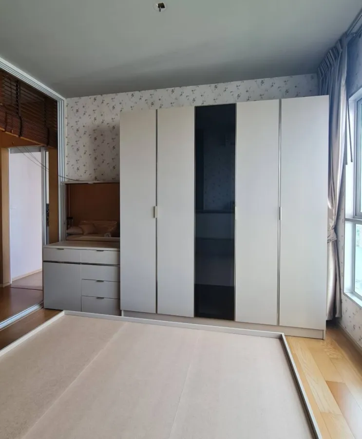 For rent, Hive at Sathorn, fully decorated. Install wallpaper throughout the room. Ready to move in Hurry and move in now.