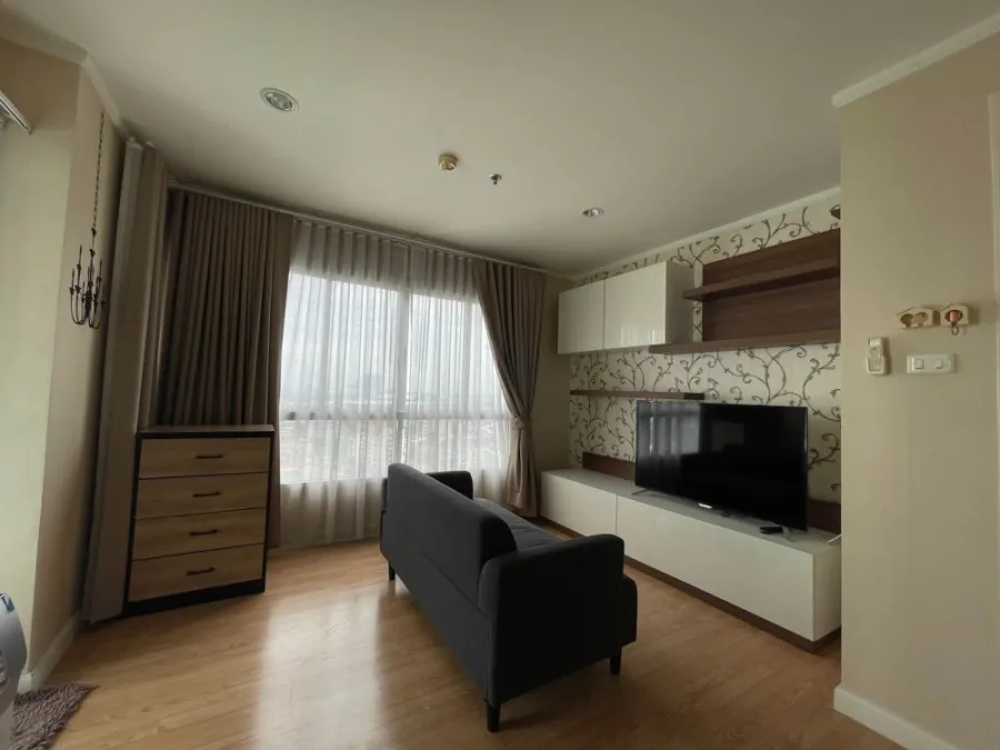 For rent, Lumpini Ville Chaengwattana-Pak Kret, corner room, private, with good wallpaper. If interested, reserve now quickly.