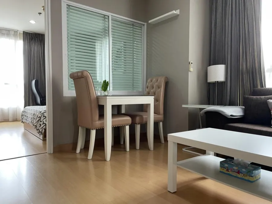 For rent: Life @ Sukhumvit 65, 24th floor, beautiful view, corner room, very private. Well decorated Hurry and reserve now.