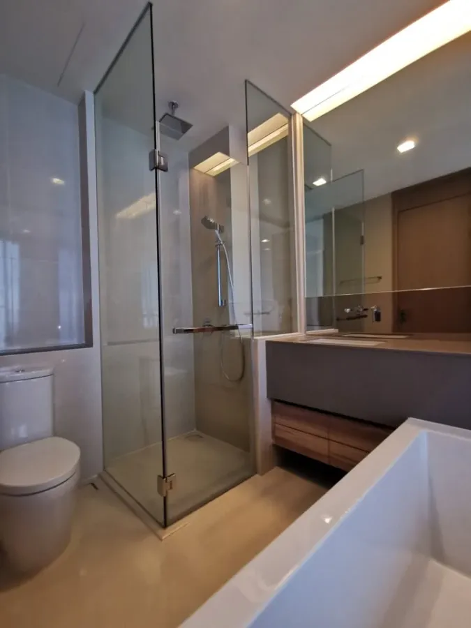 For rent: Esse Asoke, stunning view, unobstructed from the 35th floor, quiet corner room with specially designed built-in storage cabinets. Reserve no