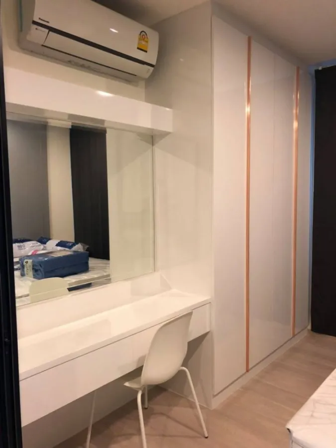 For rent Life Asoke, this room is new out of the box. White furnishings make the room look very spacious, high floor, premium view, book now.