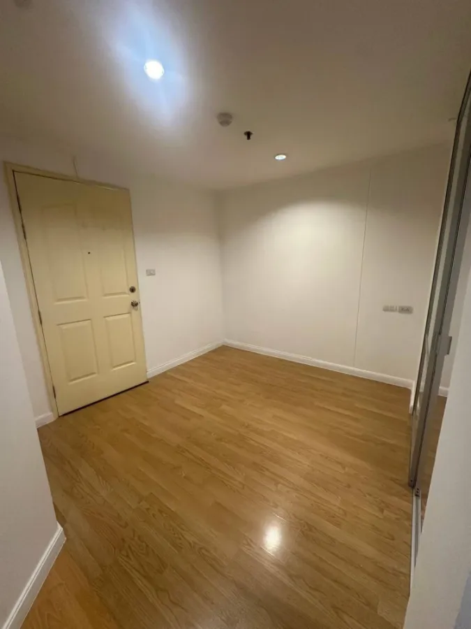 Condo for rent, Lumpini Ville Lat Phrao-Chok Chai 4, empty room, 4th floor, comes with a very good price, those who like to decorate should not miss i