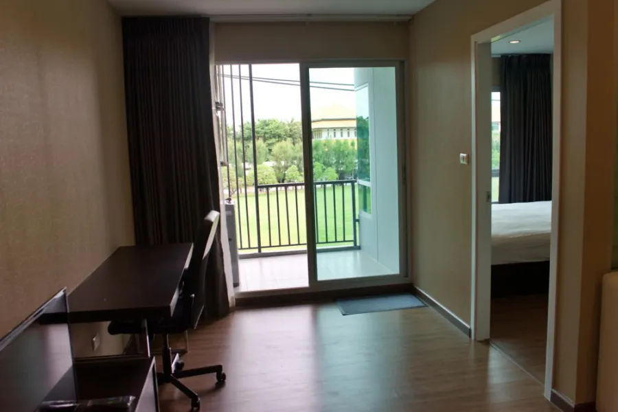For rent, Hallmark Condo, Chaengwattana, nice room, behind the room is west with a view of the lawn behind the room