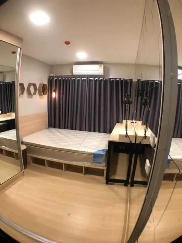 The room is very beautiful, fully decorated (rare) with mirrors on the whole wall. Anyone who likes a beautiful, luxurious room should not miss it.