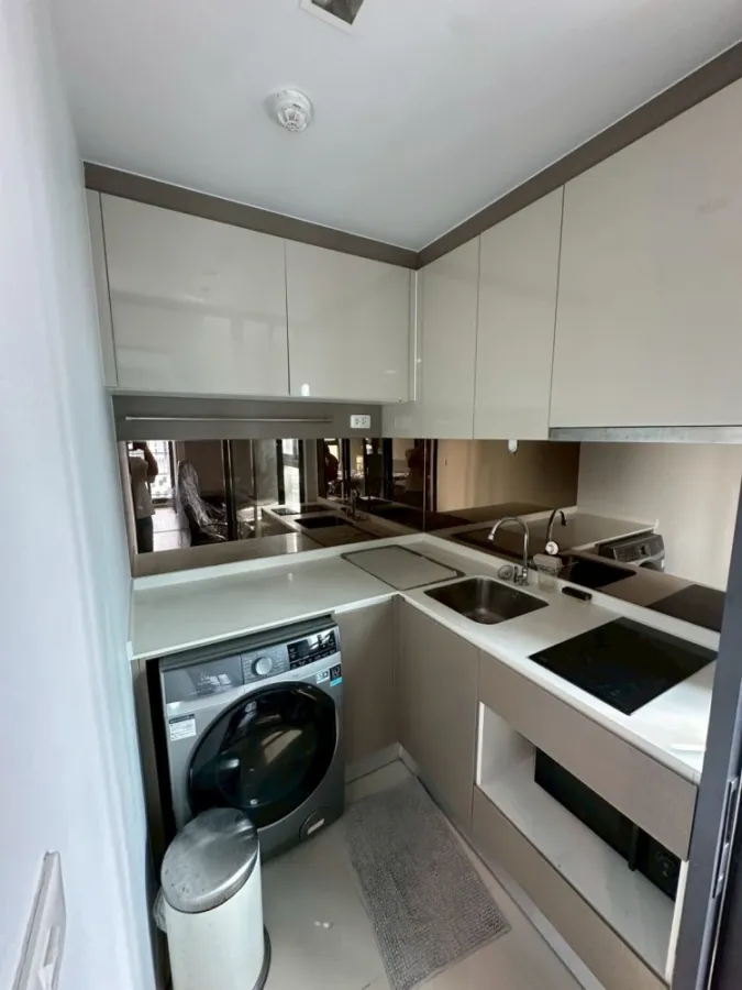 For rent: Ideo Sathorn-Wongwian Yai. Two-sided window design provides good ventilation and keeps the room cool. Fully furnished and ready to move in.