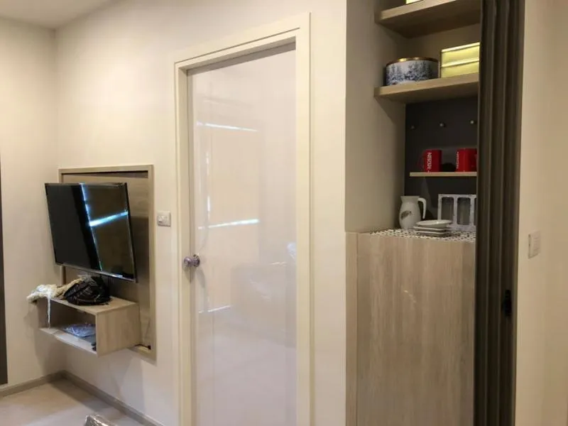 Condo for rent Phyll Phahol34 (Low Rise) corner room, TV can be rotated 360 degrees, there is a sliding glass door.