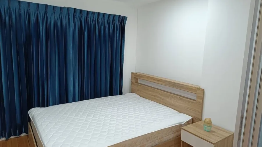 For rent, Lumpini Place Borommaratchachonnani - Pinklao, 2nd floor, garden view, partitioned room, fully furnished, nice to live in. Book now, hurry.