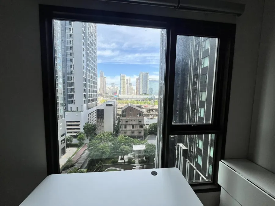 For rent: Life Asoke Rama 9, spacious room. Usable space remaining You have to hurry and reserve it before you miss out on the good stuff.