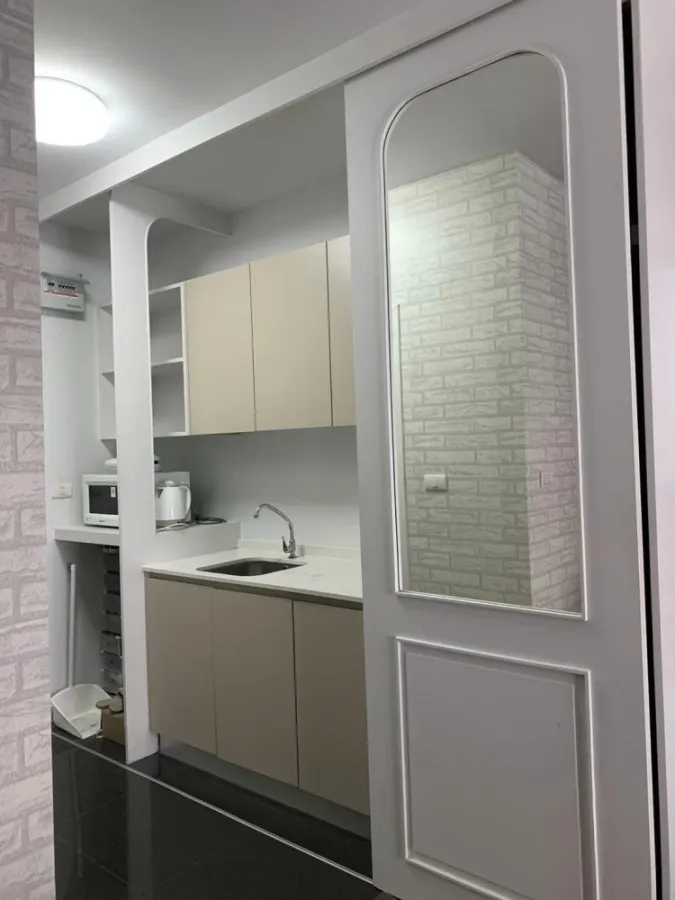 ขาย เอ สเปซ มี สุขุมวิท 77 ชั้น 5 ห้องติดวอลเปเปอร์อย่างดี ได้วิวสระน้ำ แต่งครบพร้อมอยู่ จองเลย