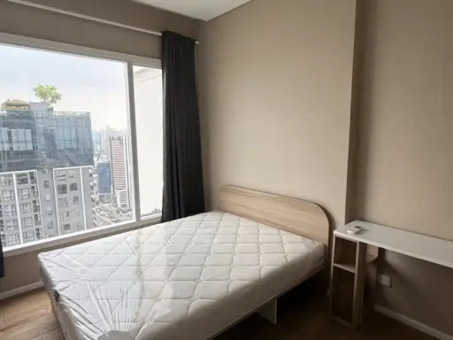 For rent: The Saint Residences, 35th floor, city view towards Vibhavadi Road, excellent ventilation all year round, the room stays cool. Don't miss ou