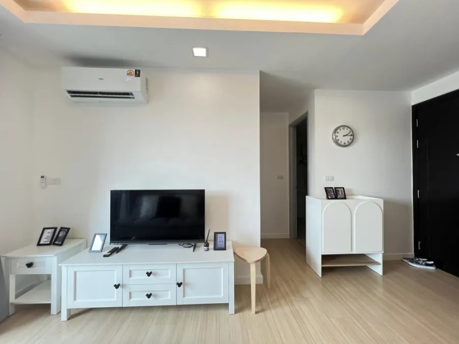 For rent: Thru Thonglor, beautifully decorated room, white tone, easy on the eyes, affordable price, hurry and reserve now, don't miss out.