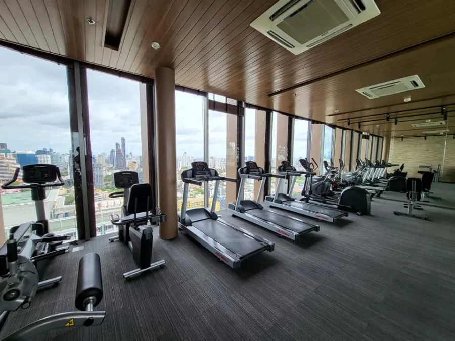 Condo for rent, The Lofts Ekkamai, high floor, great city view, well decorated room. With a big TV, don't miss it.