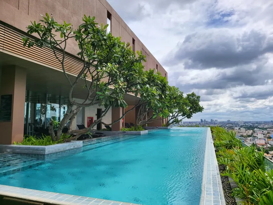 Condo for rent, The Lofts Ekkamai, high floor, great city view, well decorated room. With a big TV, don't miss it.