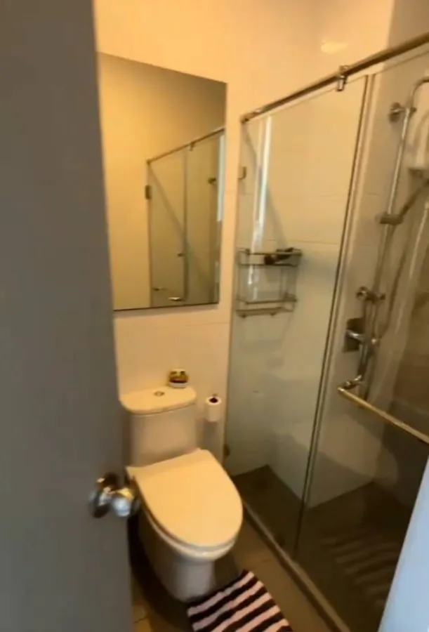 Sale/Rent Urgent!! Condo Knightsbridge Prime On Nut near shopping malls Built-in furniture, book now!!