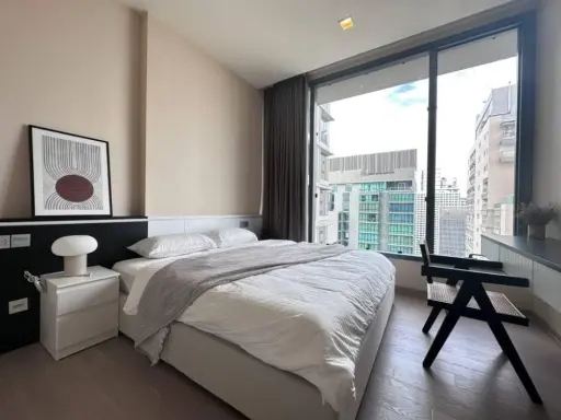 For sale: The Esse Asoke, high floor, minimalist decorated room, Mini Jai, premium grade furniture. Don't postpone past booking.
