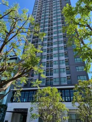 Condo for rent at Knightsbridge Collage Ramkhamhaeng, near MRT Hua Mak and shopping centers. Fully furnished room, book now!