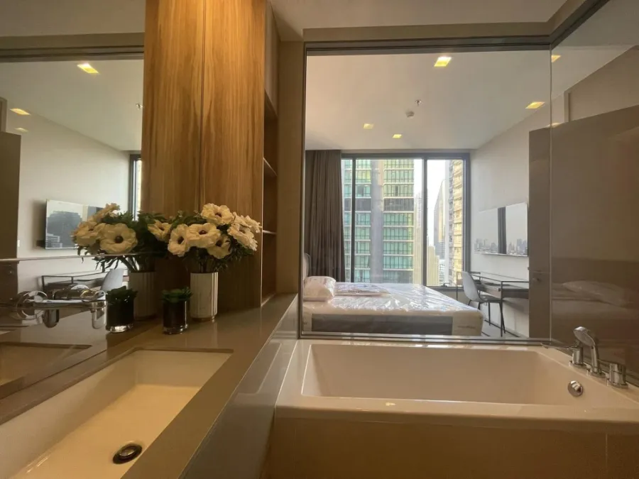 For rent, The Esse Asoke, 23rd floor, very beautiful view, good furniture. Complete electrical appliances If interested, hurry and reserve now.