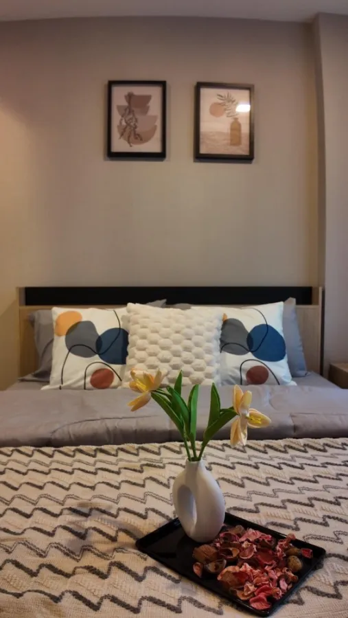 For rent: Metro Luxe Riverfront Rattanathibet. The room is beautifully decorated and very livable. Complete electrical appliances, urgent
