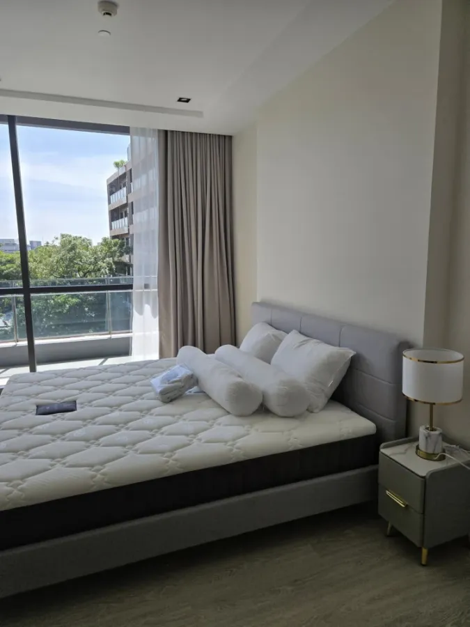 ให้เช่า The Room Sukhumvit 38 1 ห้องนอน 1 ห้องน้ำ พื้นที่ใช้สอยเยอะ แต่งสวยครบครัน มองเห็นวิวสวน จองเลย