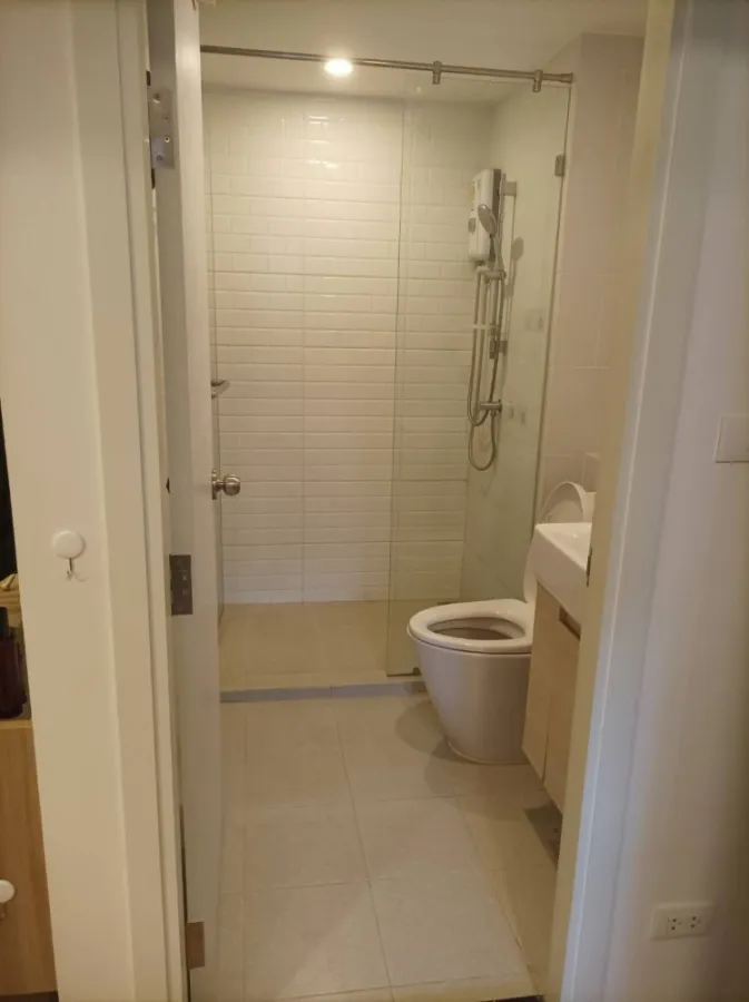 Condo for sale Chewathai Hallmark Lat Phrao-Chokchai 4, rooms separated into proportions. Big sofa, comfortable to sit on. Reserve now.