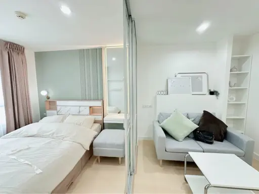 For sale: Lumpini Ville On Nut 46, a beautifully decorated room with simple green and white tones that are easy on the eyes. Reserve now