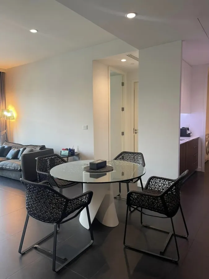 For rent, 185 Ratchadamri, the most popular furniture, full of huge wardrobes. The room is ready Hurry up to reserve now.