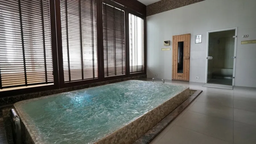 Condo for sale or rent, Q Langsuan, 2 bedrooms on the highest floor in the building, good view, no buildings blocking it, don't wait.