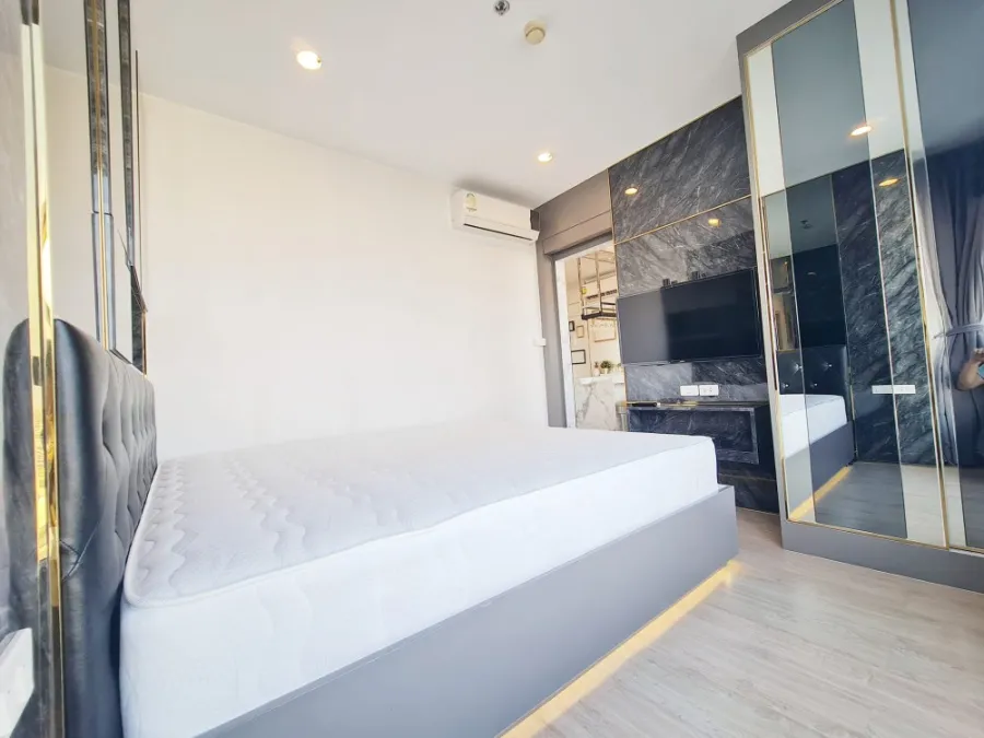 For sale and rent Ideo Sathorn-Tha Phra, luxuriously decorated room. Built-in wallpaper in the whole room as well. Beautiful and beautiful. Book now.