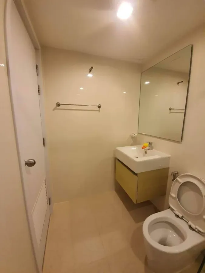 Condo for rent Metro Luxe Phaholyothin - Suthisan, 4th floor, corner room, near BTS, convenient to travel, ready to move in. Don't hesitate.