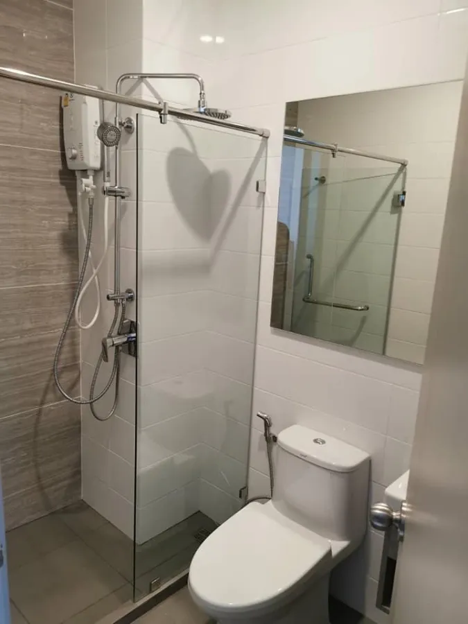 Urgent sale or rent, Knightsbridge Prime On Nut Condo, studio room, 18th floor, city view, built-in furniture, buy now.