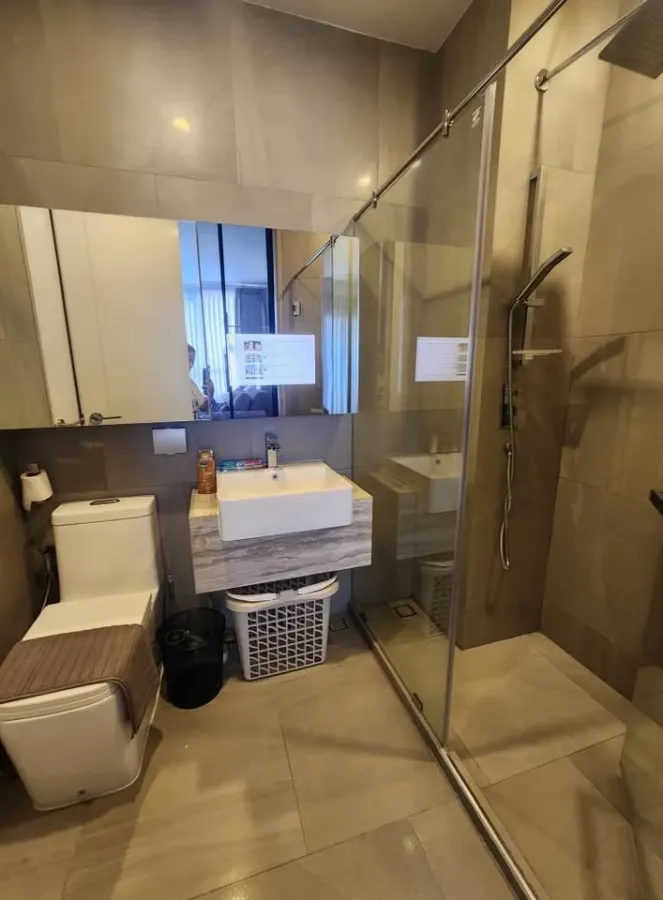 Selling a studio unit at Park Origin Phayathai, 10th floor. It features a loft bed, maximizing space, and is fully furnished and ready to move in.