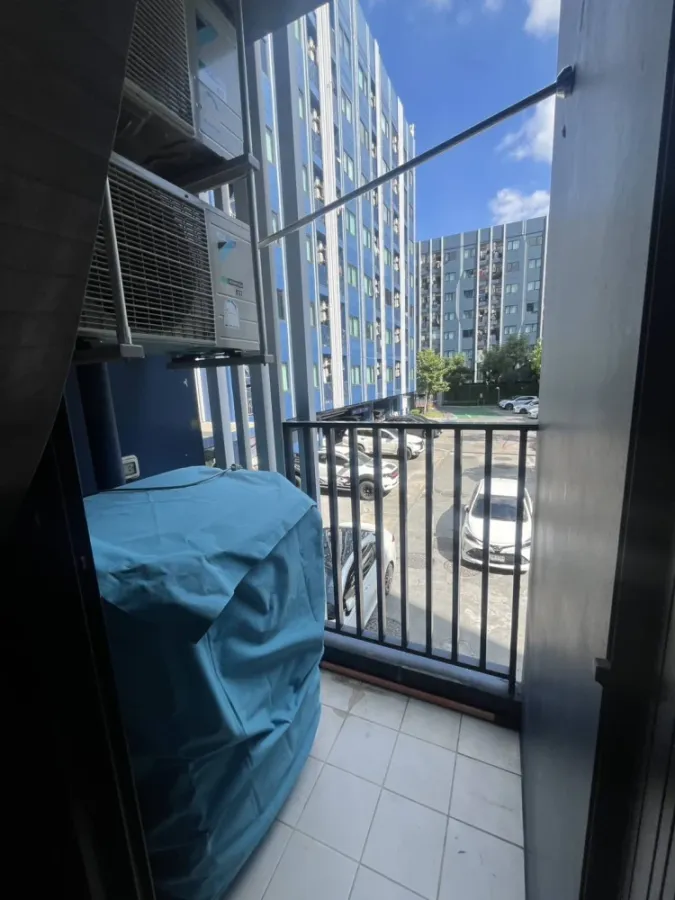 Condo for sale Chewathai Hallmark Lat Phrao-Chokchai 4, rooms separated into proportions. Big sofa, comfortable to sit on. Reserve now.