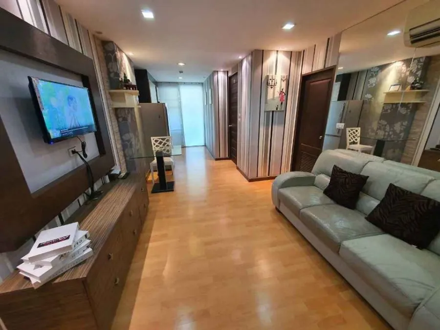 For rent: The Amethyst Sukhumvit 39, well decorated walls. Fully furnished, good price, just come and move in.